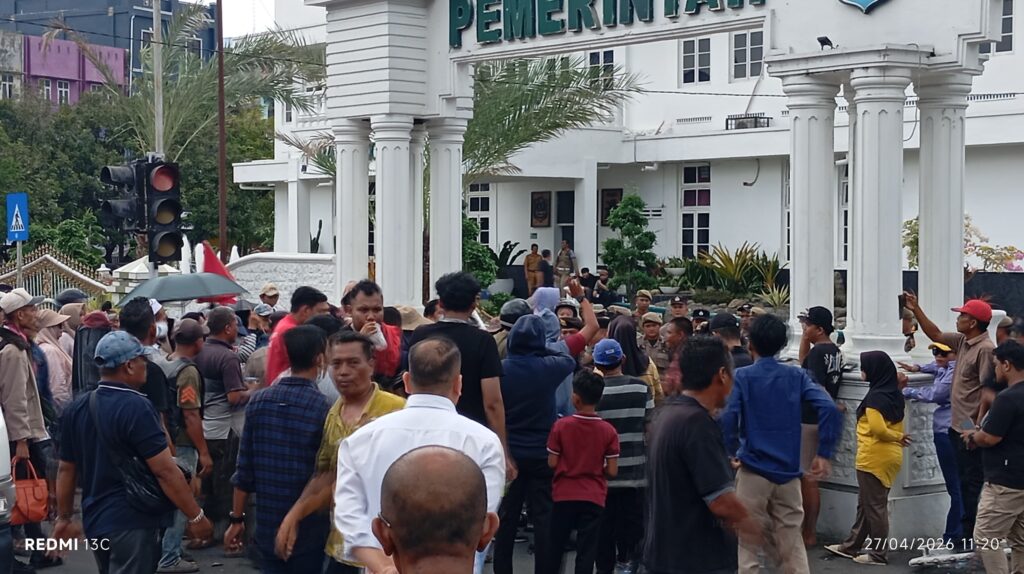 Demo PKL dan Mahasiswa di Binjai Ricuh, Pagar Kantor Wali Kota Roboh