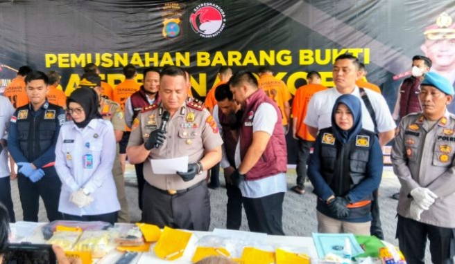 Dua Kurir 2 Kg Sabu Asal Batu Bara Ditangkap di Gerbang Tol Amplas