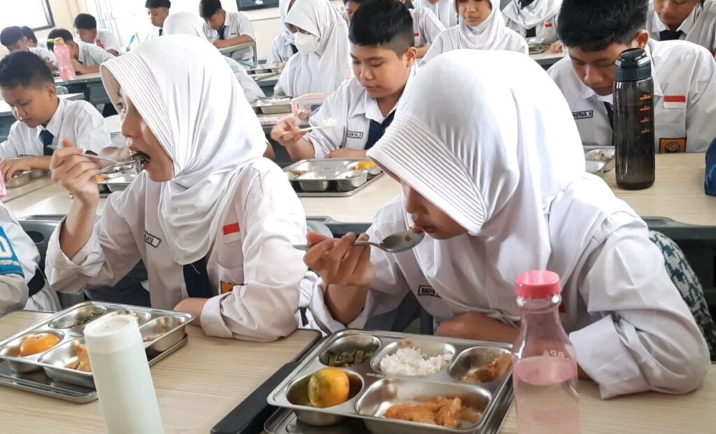 Survei Poltracking: Program MBG Dongkrak Kepuasan Publik dan Ekonomi Warga