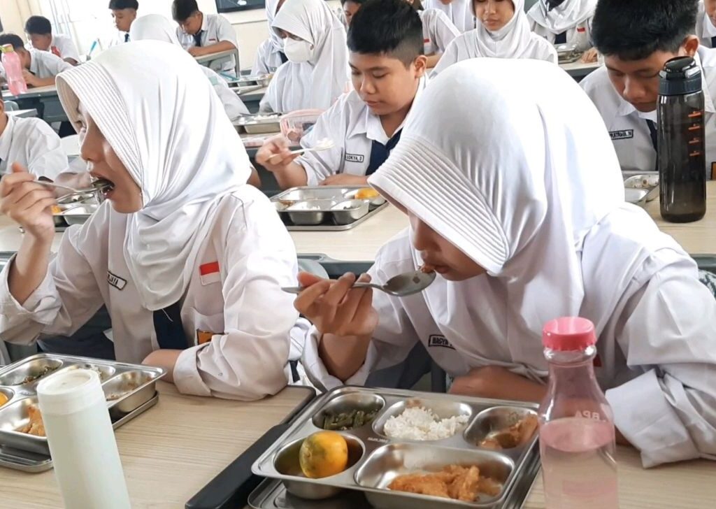 Survei Poltracking: Program MBG Dongkrak Kepuasan Publik dan Ekonomi Warga