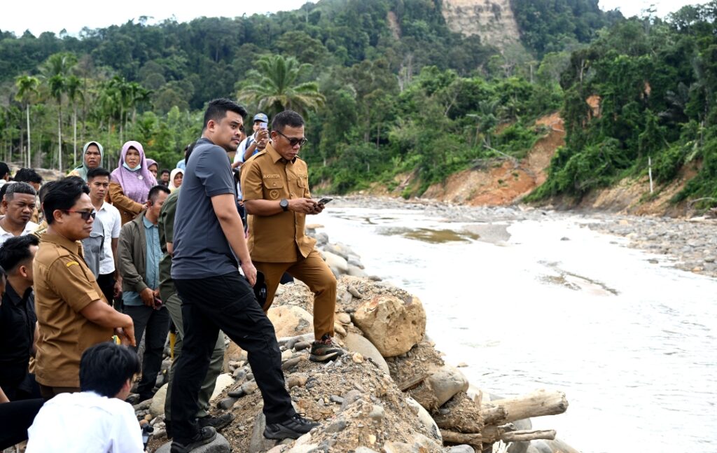 Percepat Rekonstruksi Pascabencana, Bobby Nasution Tinjau Tanggul Sungai Badiri