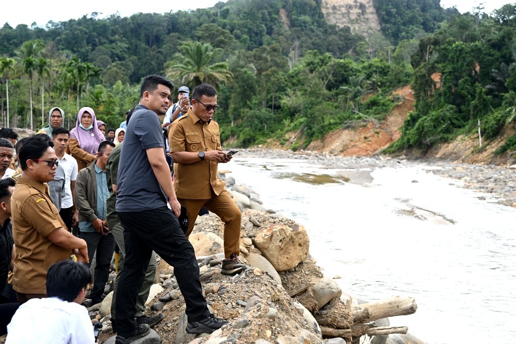 Percepat Rekonstruksi Pascabencana, Bobby Nasution Tinjau Tanggul Sungai Badiri