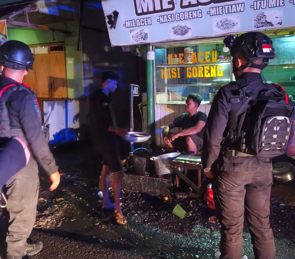 Patroli Malam, Polda Sumut Temukan Parang dan Meja Pemalang Jalan