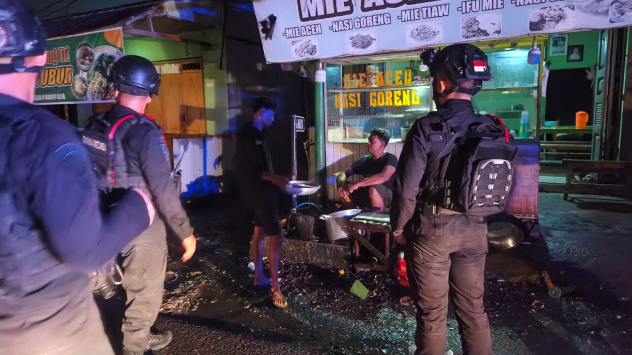 Patroli Malam, Polda Sumut Temukan Parang dan Meja Pemalang Jalan