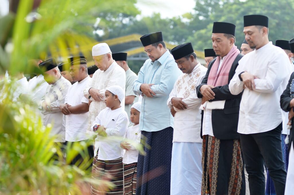 Bobby Nasution Salat Idul Adha Bersama Ribuan Warga Binjai, Pemprov Sumut Salurkan 167 Hewan Qurban
