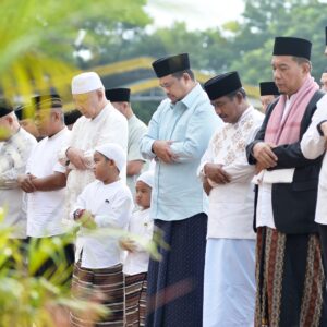 Bobby Nasution Salat Idul Adha Bersama Ribuan Warga Binjai, Pemprov Sumut Salurkan 167 Hewan Qurban