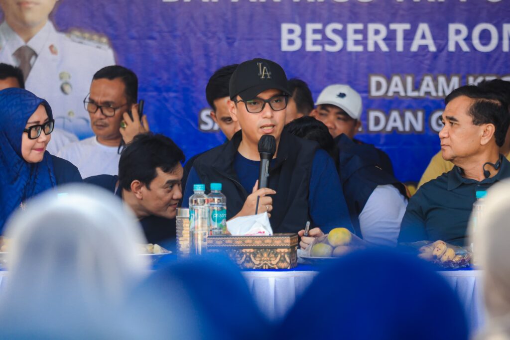 MEDAN — Wali Kota Medan Rico Tri Putra Bayu Waas mengembalikan layanan perekaman dan pencetakan kartu tanda penduduk elektronik (e-KTP) ke tingkat kecamatan guna mempermudah masyarakat dalam mengakses layanan administrasi kependudukan. Kebijakan tersebut disampaikan Rico Waas saat kegiatan Sapa Warga dan gotong royong di Jalan Pahlawan, Kecamatan Medan Perjuangan, Sabtu (30/5/2026). "Saya mengubah kebijakan dengan mengembalikan layanan perekaman dan pencetakan e-KTP di kecamatan," kata Rico Waas. Menurutnya, sistem pencetakan e-KTP yang sebelumnya terpusat di Kantor Dinas Kependudukan dan Pencatatan Sipil Kota Medan dinilai menyulitkan warga, terutama yang tinggal di wilayah pinggiran kota karena harus menempuh jarak jauh untuk mengurus dokumen kependudukan. Rico menjelaskan, saat ini layanan pencetakan e-KTP di tempat telah berjalan di tujuh kecamatan, yakni Medan Belawan, Medan Deli, Medan Labuhan, Medan Tuntungan, Medan Johor, Medan Marelan, dan Medan Denai. Ia menargetkan seluruh kecamatan di Kota Medan, termasuk Kecamatan Medan Perjuangan, sudah dapat melayani pencetakan e-KTP pada tahun ini. "Untuk Medan Perjuangan dan kecamatan lainnya, saya jamin tahun ini semuanya sudah bisa cetak KTP di kantor kecamatan masing-masing," ujarnya. Dalam dialog bersama warga, Rico juga menerima berbagai aspirasi terkait infrastruktur, penerangan jalan umum (PJU), pengelolaan sampah, bantuan sosial, hingga peredaran narkoba. Menanggapi keluhan warga mengenai minimnya penerangan jalan, Rico meminta Dinas Perhubungan bersama pihak kelurahan segera melakukan pengecekan dan menindaklanjuti kondisi di lapangan. Terkait persoalan narkoba, Rico menegaskan Pemerintah Kota Medan bersama Forum Koordinasi Pimpinan Daerah (Forkopimda) dan aparat penegak hukum terus berupaya memberantas peredaran narkotika. Ia juga mengajak masyarakat untuk aktif melaporkan dugaan peredaran narkoba di lingkungan masing-masing. Selain itu, Rico menyampaikan pemerintah saat ini tengah melakukan validasi data bantuan sosial melalui Identitas Kependudukan Digital (IKD) untuk memastikan bantuan diterima oleh masyarakat yang berhak. Menurutnya, program digitalisasi bantuan sosial dilakukan agar penyaluran bantuan lebih tepat sasaran, terutama bagi masyarakat yang masuk kategori desil 1 dan desil 2. Rico menegaskan Pemerintah Kota Medan akan terus membuka ruang dialog dengan masyarakat untuk menyerap aspirasi serta mencari solusi atas berbagai persoalan yang dihadapi warga.