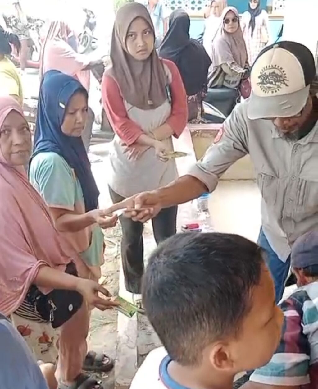 DPD Gerindra Sumut Berbagi 100 Bungkus Daging Kurban ke Warga di Desa Klambir V Kebun