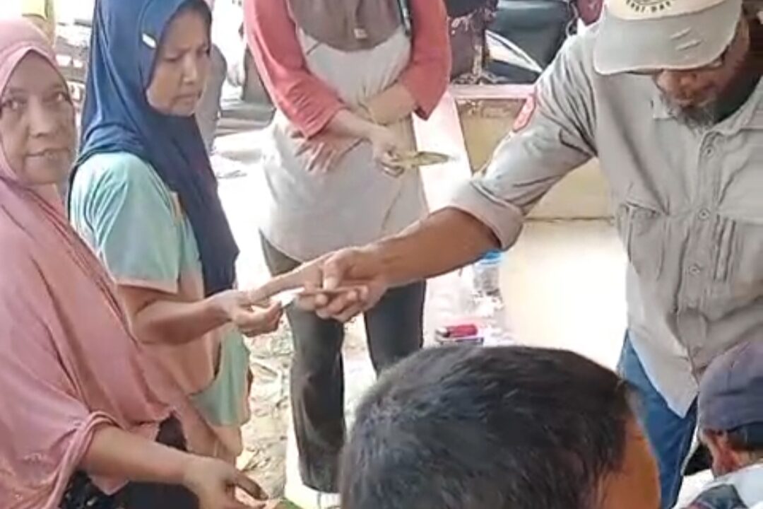 DPD Gerindra Sumut Berbagi 100 Bungkus Daging Kurban ke Warga di Desa Klambir V Kebun