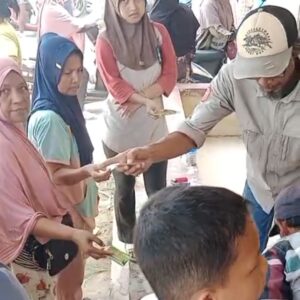 DPD Gerindra Sumut Berbagi 100 Bungkus Daging Kurban ke Warga di Desa Klambir V Kebun
