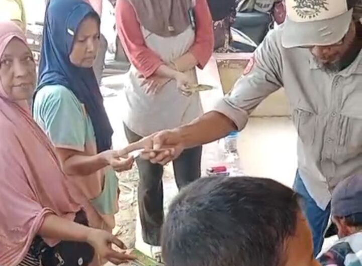 DPD Gerindra Sumut Berbagi 100 Bungkus Daging Kurban ke Warga di Desa Klambir V Kebun