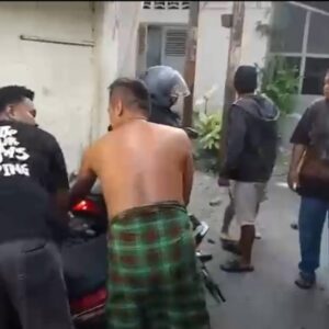 Nekat! Warga Lempari Polisi Tangkap Terduga Pelaku Narkoba di Multatuli