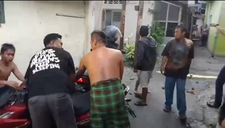 Nekat! Warga Lempari Polisi Tangkap Terduga Pelaku Narkoba di Multatuli