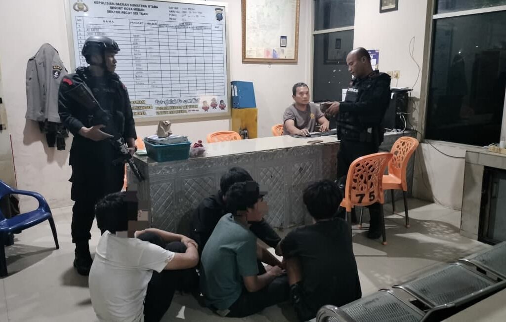 Brimob Polda Sumut Amankan Pemuda Tawuran dan Dua Kelewang