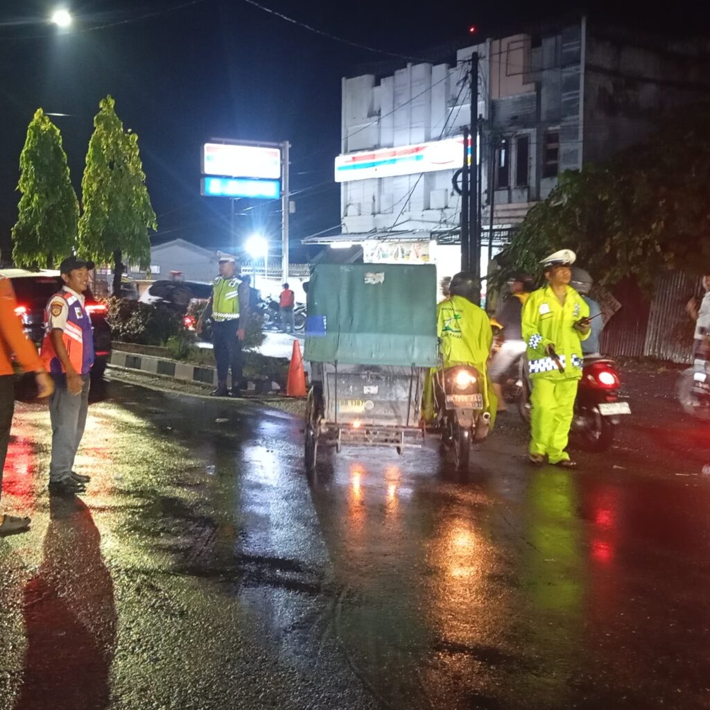 Drainase Tersumbat, Jalan Soekarno-Hatta Binjai Terendam Hingga 70 Cm