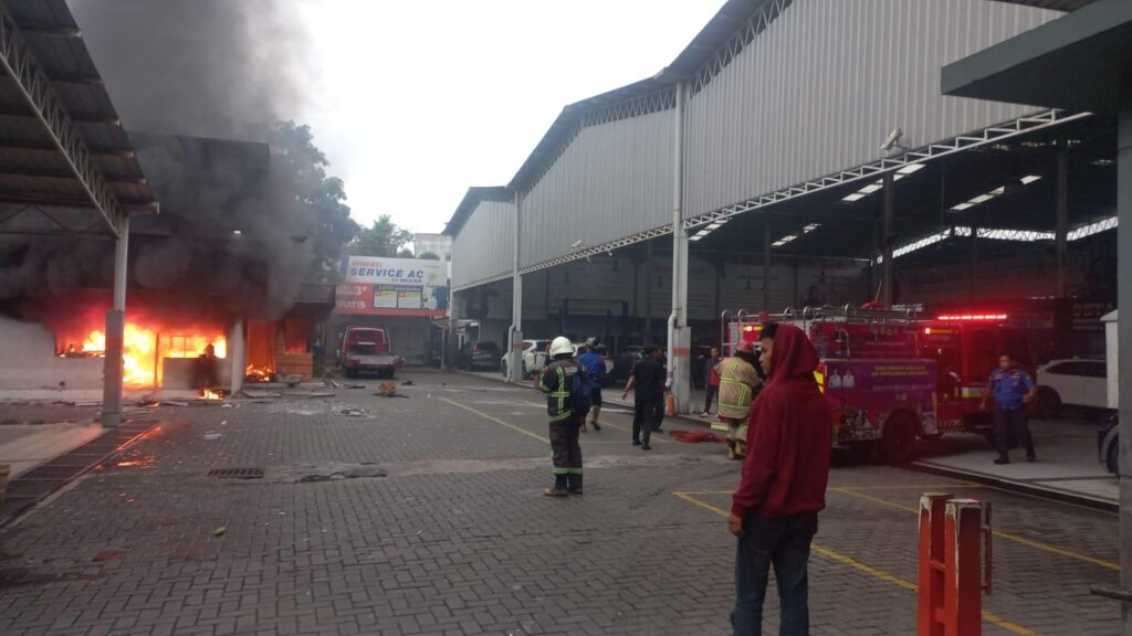 Mesin Laundry Bengkel Sehat Mobil Jalan Sei Batang Hari Terbakar