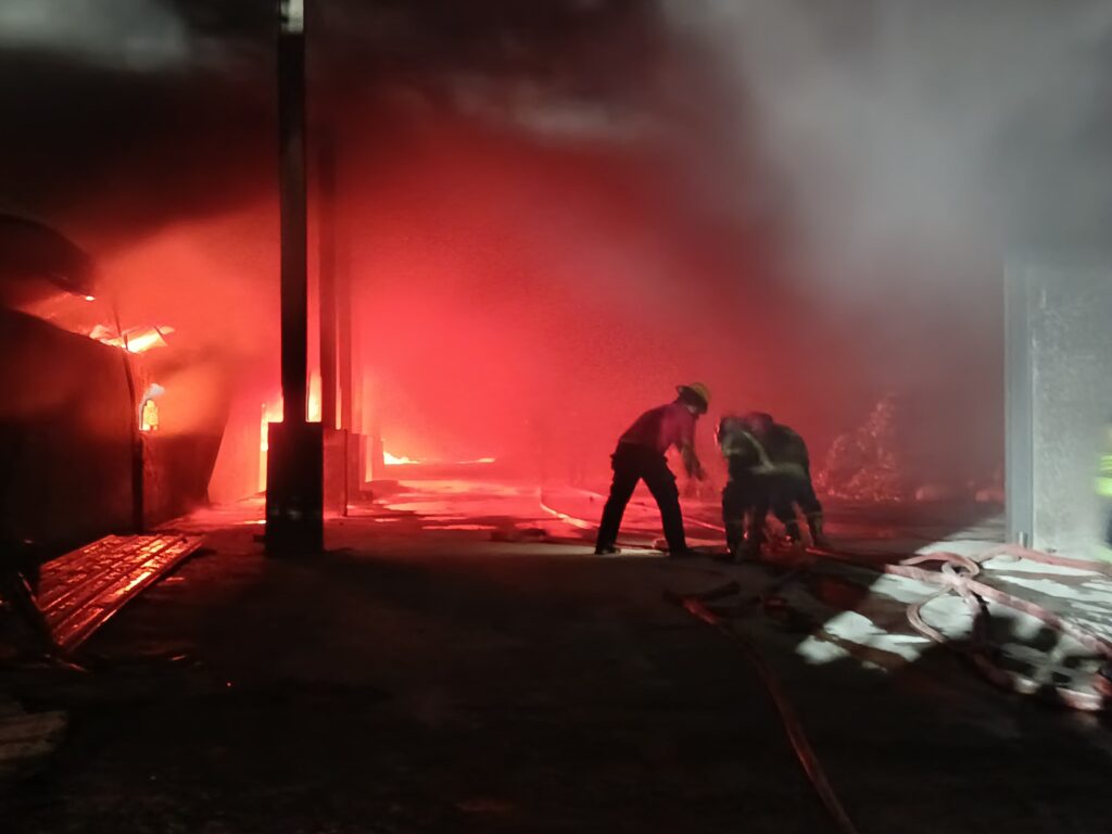 Pabrik Mainan di Medan Johor Terbakar, Asap Hitam Masih Membumbung