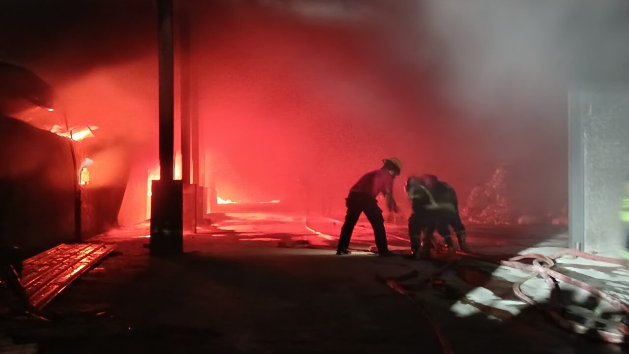 Pabrik Mainan di Medan Johor Terbakar, Asap Hitam Masih Membumbung