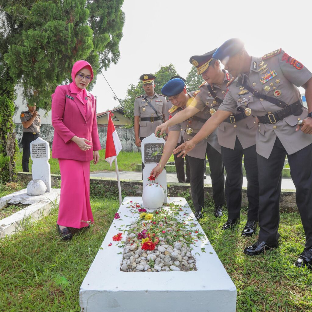 Sambut HUT ke-80 Bhayangkara, Polda Sumut Ziarah ke TMP Medan
