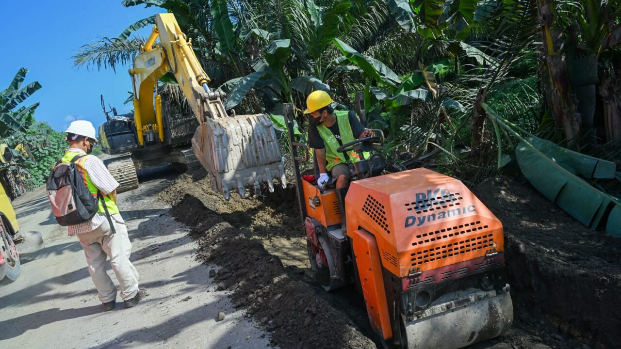 Puluhan Tahun Rusak, Jalan Aek Nabara–Tanjung Elang Mulai Diperbaiki Pemprov Sumut