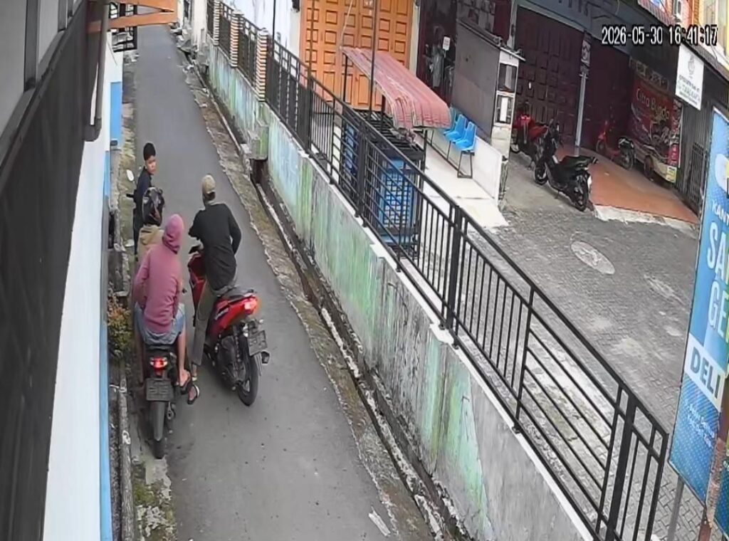 Terekam CCTV, Aksi Komplotan Penipu Bawa Kabur Motor Anak di Deli Tua