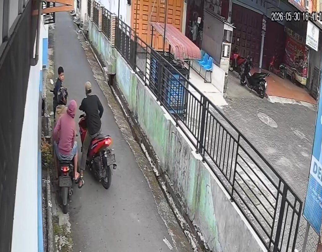 Terekam CCTV, Aksi Komplotan Penipu Bawa Kabur Motor Anak di Deli Tua