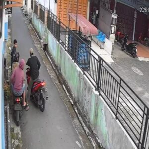 Terekam CCTV, Aksi Komplotan Penipu Bawa Kabur Motor Anak di Deli Tua