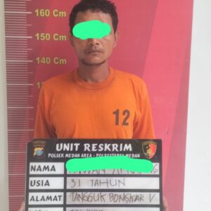 Pria Ini Curi HP saat Pemiliknya Tidur