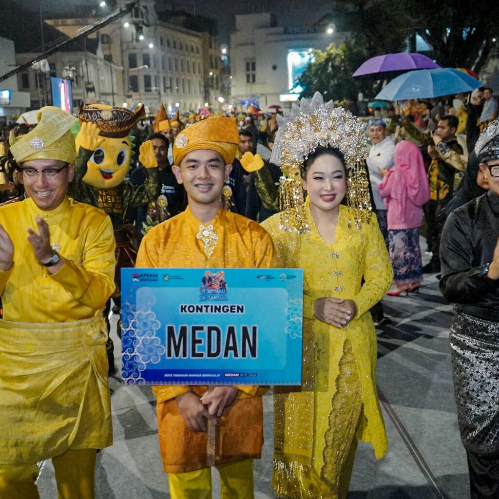 Hujan dan Dihadiri Ribuan Warga, Wali Kota Medan Bersama Istri Pakai Busana Melayu di Karnaval Nusantara APEKSI 2026 