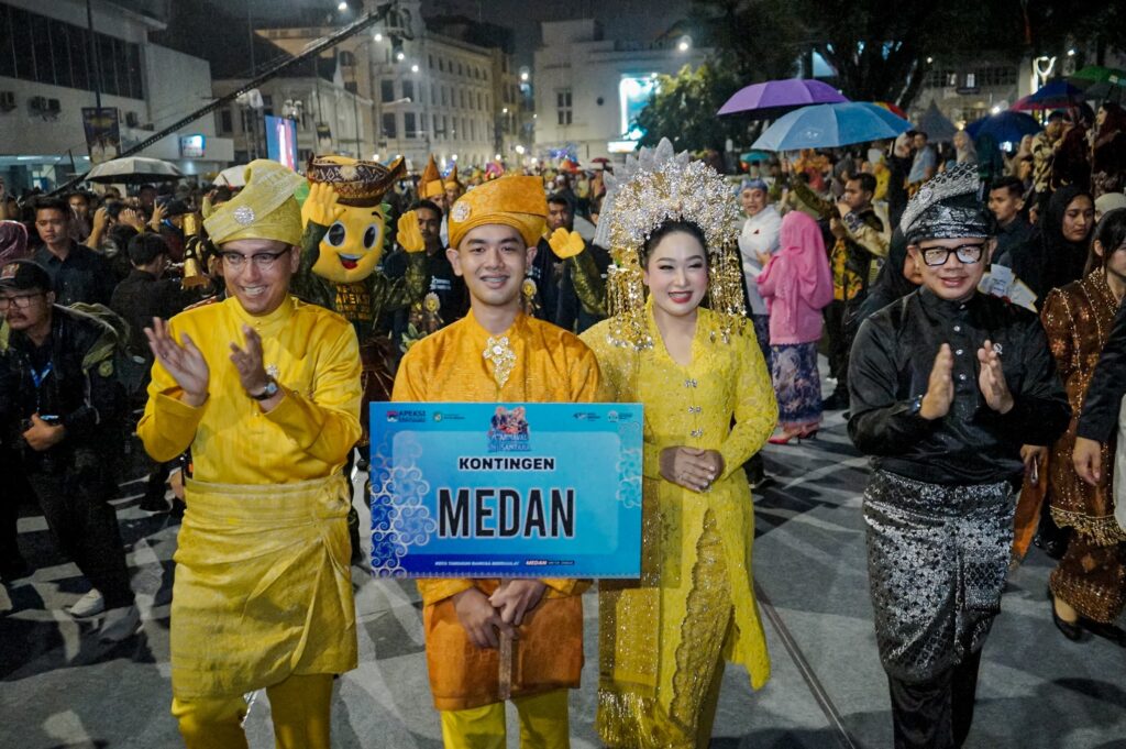 Hujan dan Dihadiri Ribuan Warga, Wali Kota Medan Bersama Istri Pakai Busana Melayu di Karnaval Nusantara APEKSI 2026 