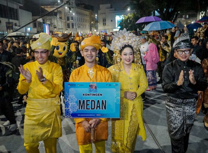Hujan dan Dihadiri Ribuan Warga, Wali Kota Medan Bersama Istri Pakai Busana Melayu di Karnaval Nusantara APEKSI 2026 