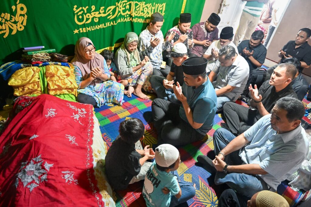Melayat ke Rumah Duka Nelayan di Nisel, Bobby Nasution Kuliahkan dan Siapkan Pekerjaan Anak Almarhum