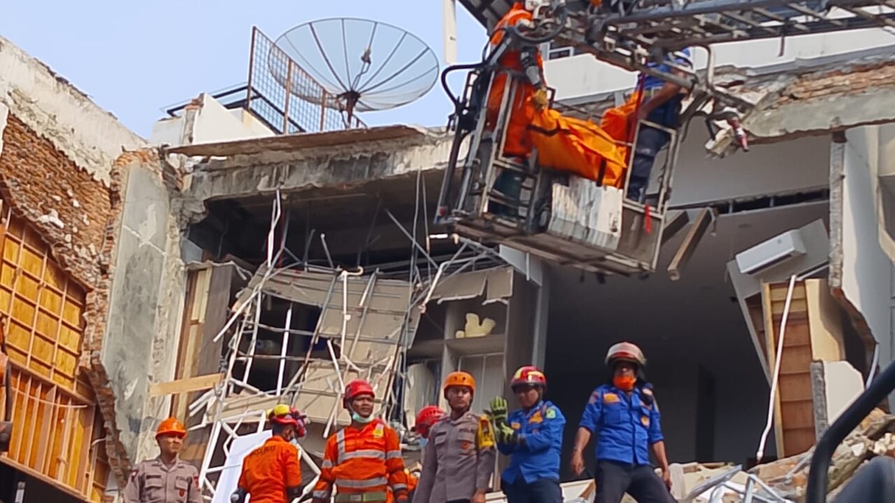 Lagi, Tim SAR Temukan Korban Tewas yang Ketiga Akibat Ledakan Rumah Mewah Grand Polonia