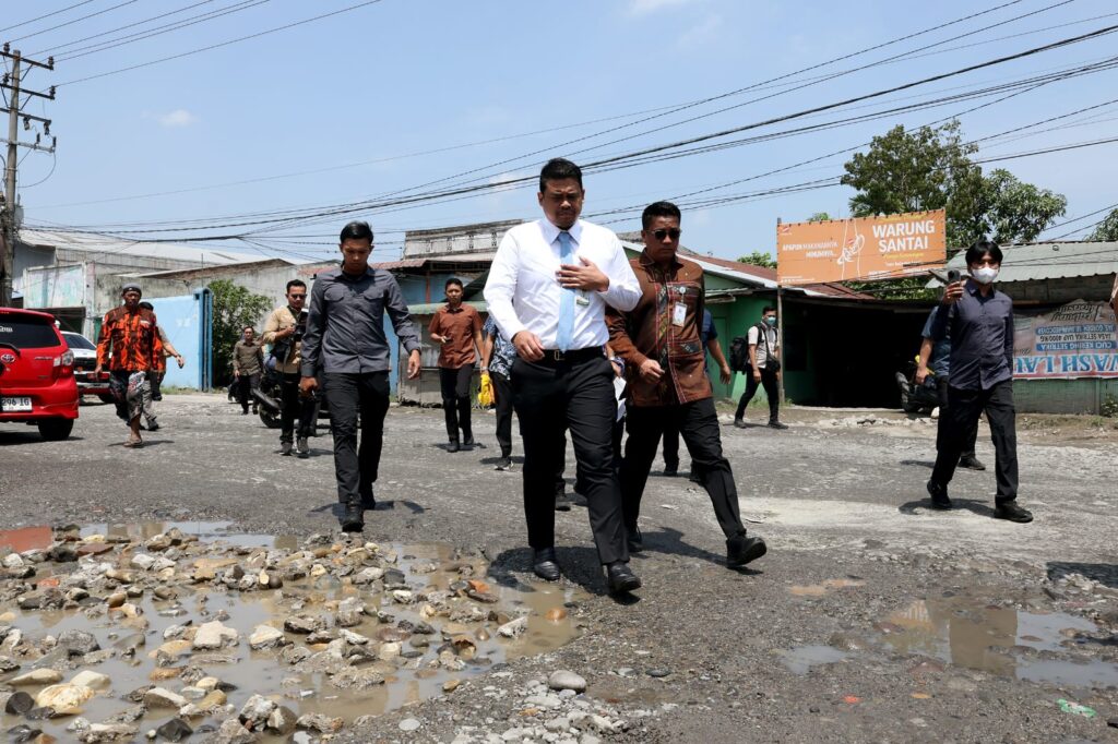 Bobby Nasution Pastikan, Agustus Jalan Helvetia Pasar 9 Marelan Rusak Parah Diperbaiki