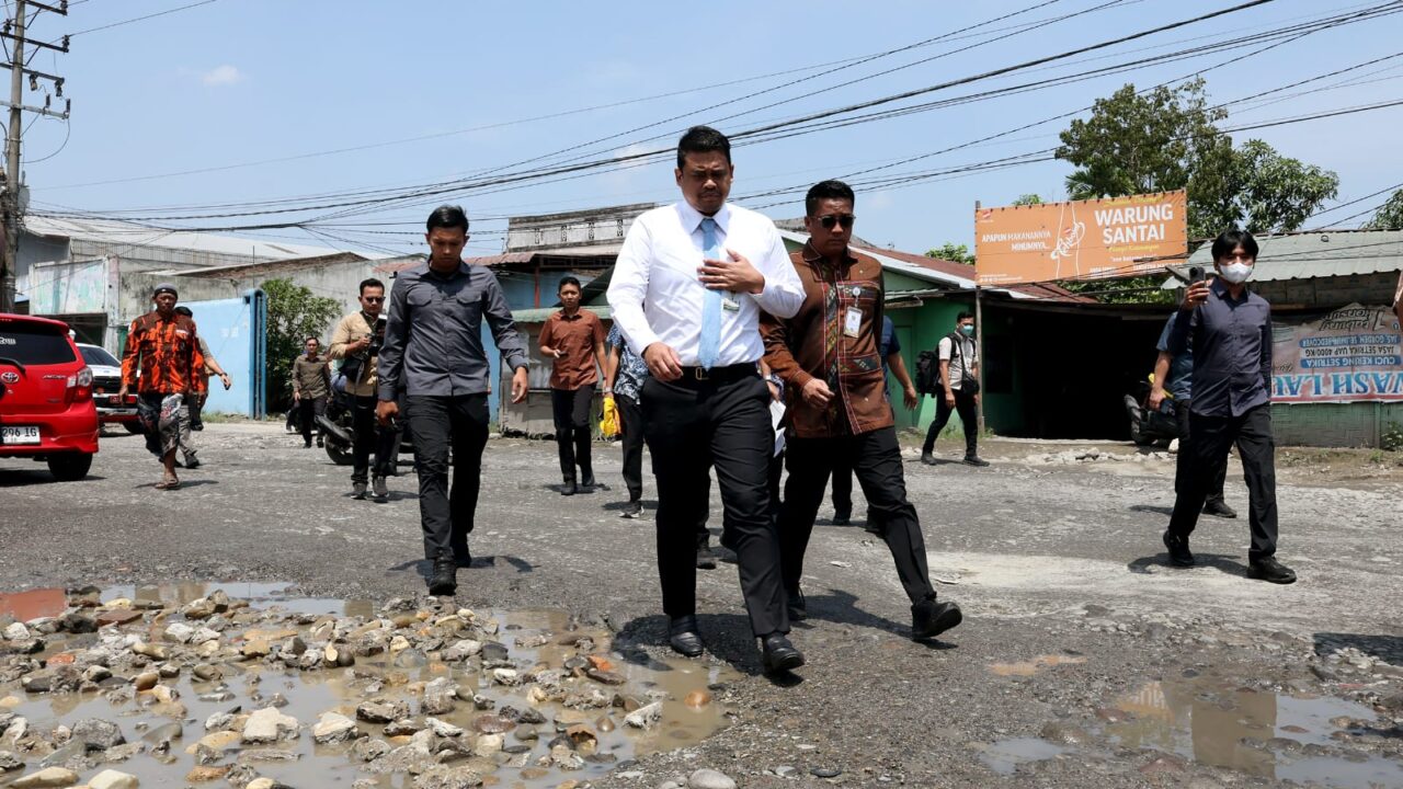 Bobby Nasution Pastikan, Agustus Jalan Helvetia Pasar 9 Marelan Rusak Parah Diperbaiki