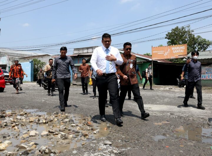 Bobby Nasution Pastikan, Agustus Jalan Helvetia Pasar 9 Marelan Rusak Parah Diperbaiki