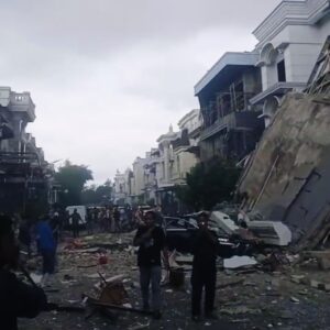 Ledakan Hebat Hancurkan 5 Rumah Mewah di Perumahan Grand Polonia, Mobil Tertimpa