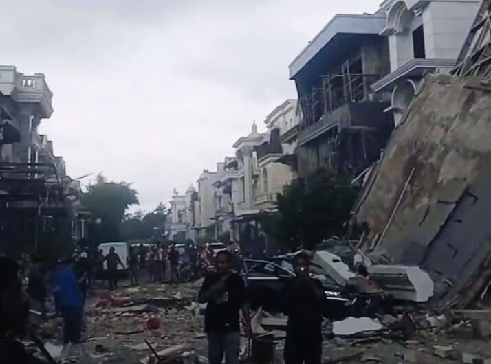 Ledakan Hebat Hancurkan 5 Rumah Mewah di Perumahan Grand Polonia, Mobil Tertimpa