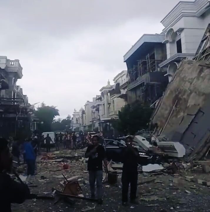 Ledakan Hebat Hancurkan 5 Rumah Mewah di Perumahan Grand Polonia, Mobil Tertimpa