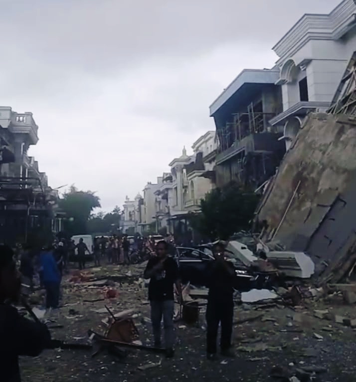 Ledakan Hebat Hancurkan 5 Rumah Mewah di Perumahan Grand Polonia, Mobil Tertimpa