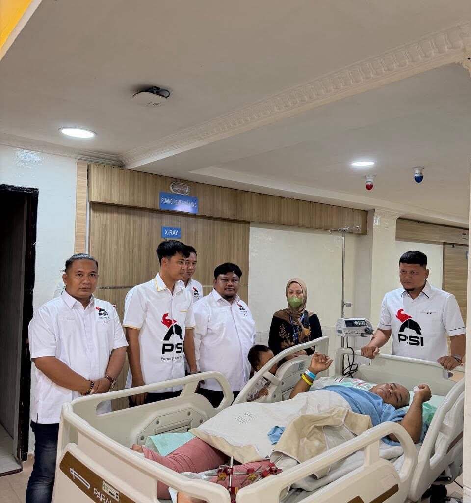 Tak Cuma Bicara Politik, PSI Binjai Turun Tangan Bantu Korban Pohon Tumbang