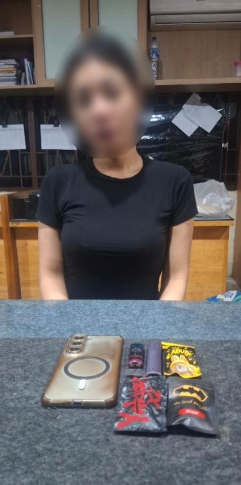 Wanita Cantik Pengedar Pod Getar Ditangkap Saat Transaksi di Parkiran Hotel 