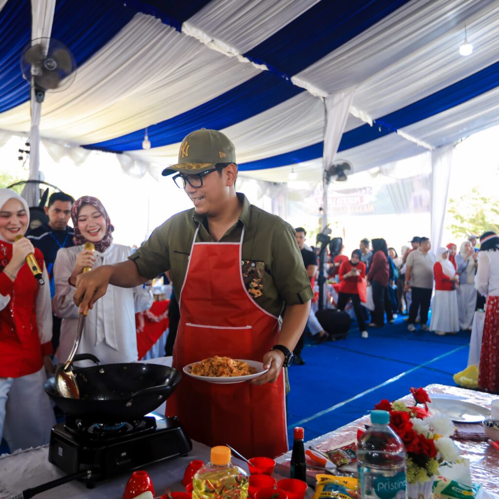 Gebyar Kemerdekaan RI Makin Meriah, Rico Waas dan Zakiyuddin Harahap Lomba Memasak Nasi Goreng