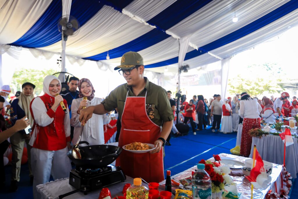 Gebyar Kemerdekaan RI Makin Meriah, Rico Waas dan Zakiyuddin Harahap Lomba Memasak Nasi Goreng