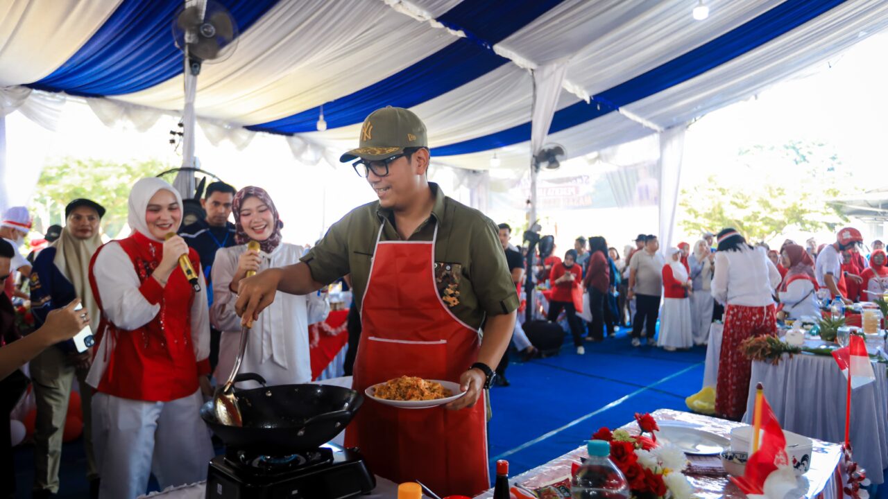 Gebyar Kemerdekaan RI Makin Meriah, Rico Waas dan Zakiyuddin Harahap Lomba Memasak Nasi Goreng
