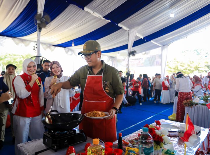 Gebyar Kemerdekaan RI Makin Meriah, Rico Waas dan Zakiyuddin Harahap Lomba Memasak Nasi Goreng