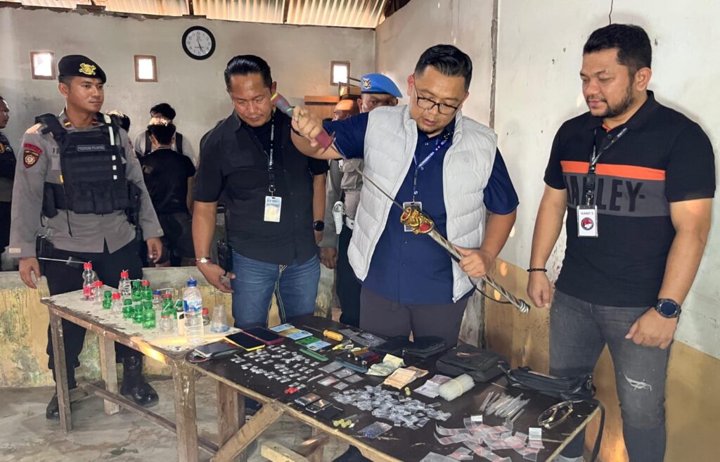 Rumah IRT Bandar Digerebek Polisi, 40 Paket Sabu dan Samurai Disita