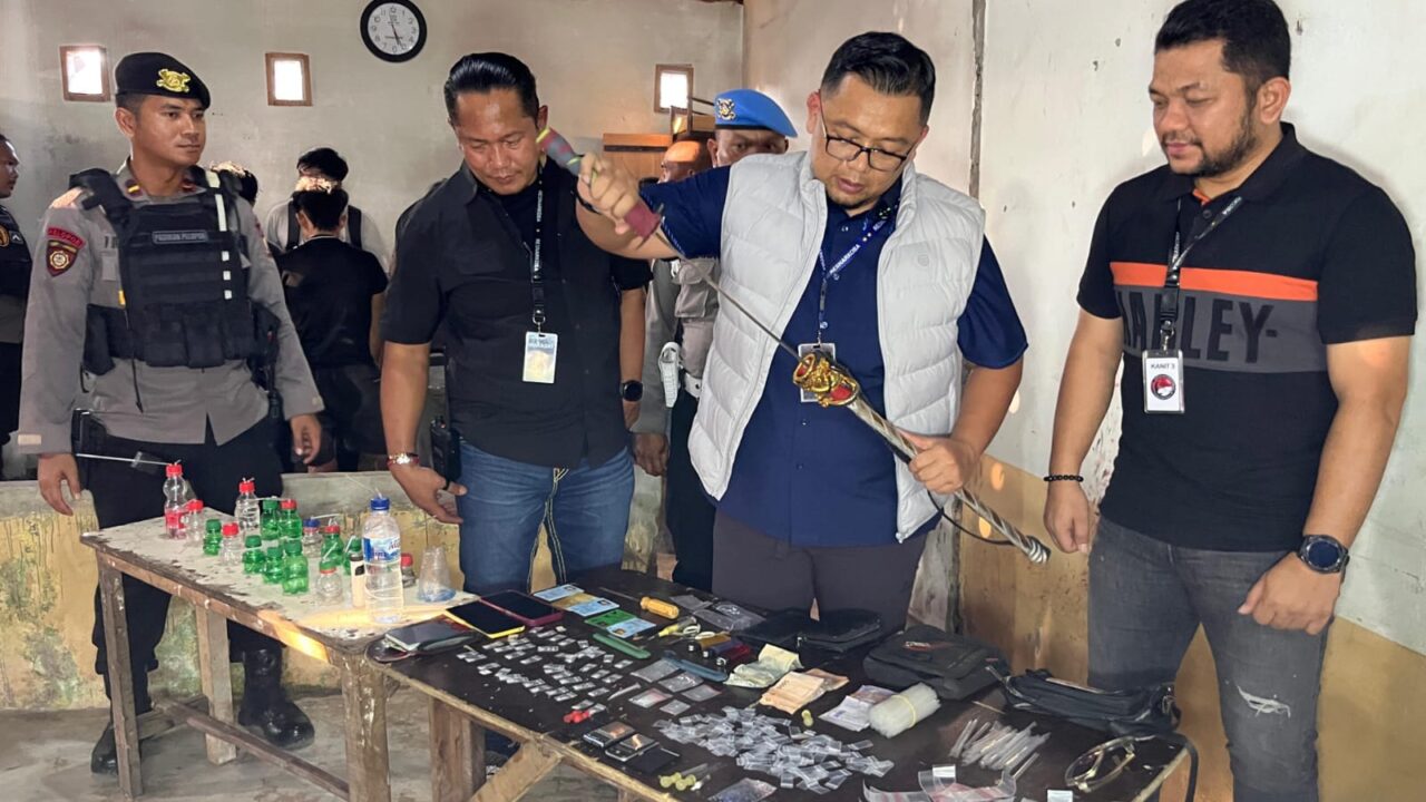 Rumah IRT Bandar Digerebek Polisi, 40 Paket Sabu dan Samurai Disita