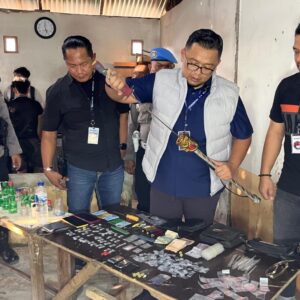 Rumah IRT Bandar Digerebek Polisi, 40 Paket Sabu dan Samurai Disita