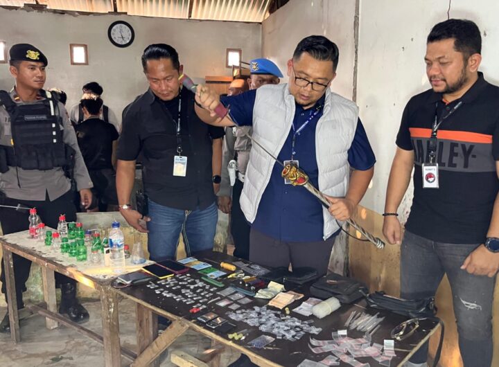 Rumah IRT Bandar Digerebek Polisi, 40 Paket Sabu dan Samurai Disita